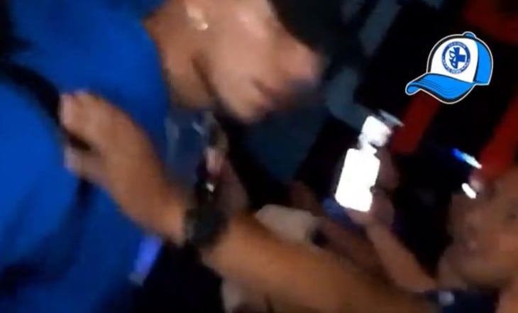 Carlos Salcedo amenazó con 'cabecear' a un aficionado del Cruz Azul en Guadalajara