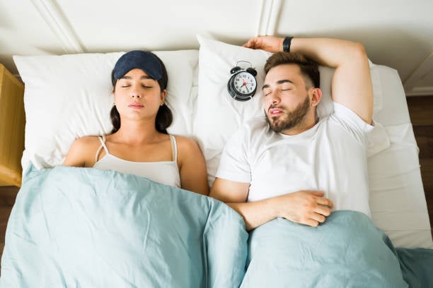 La posición en la que duermes tiene un impacto en la piel de tu rostro