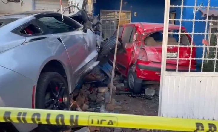 Mujer estrella Corvette en medio de dos casas en Guadalajara; el auto de lujo está cotizado en más de 2 mdp