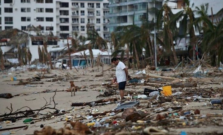 Sin apoyo de autoridades locales, cuadrillas de la CDMX ayudan a remover escombros de Acapulco