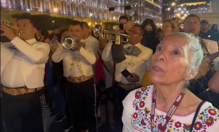 Simpatizantes de AMLO adelantan festejo y le cantan 'Las Mañanitas' afuera de Palacio Nacional por su cumpleaños 70