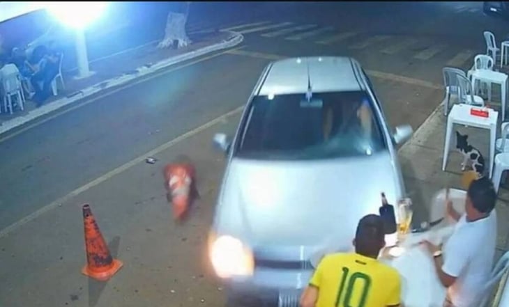VIDEO: Mujer arrolla a su novio después de una pelea en un bar y queda detenida