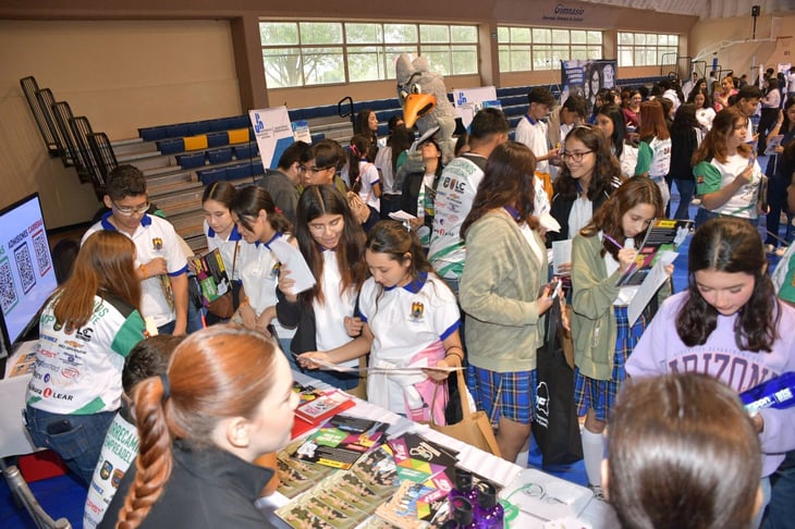 Estudiantes exploran opciones universitarias en Feria de Vocaciones