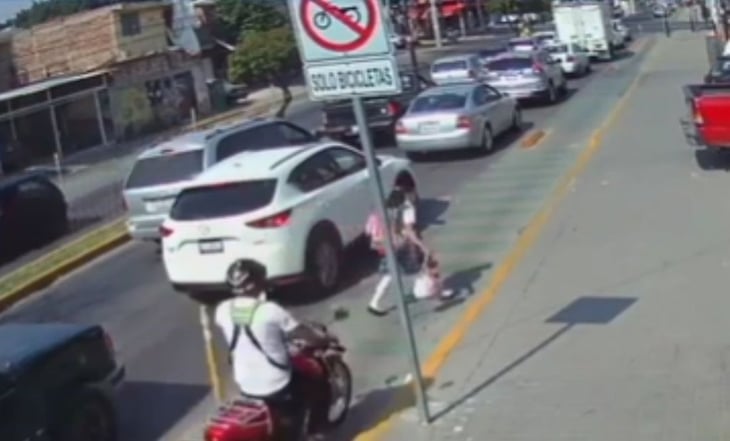 Motocicleta atropella a niña de secundaria en ciclovía de León y huye