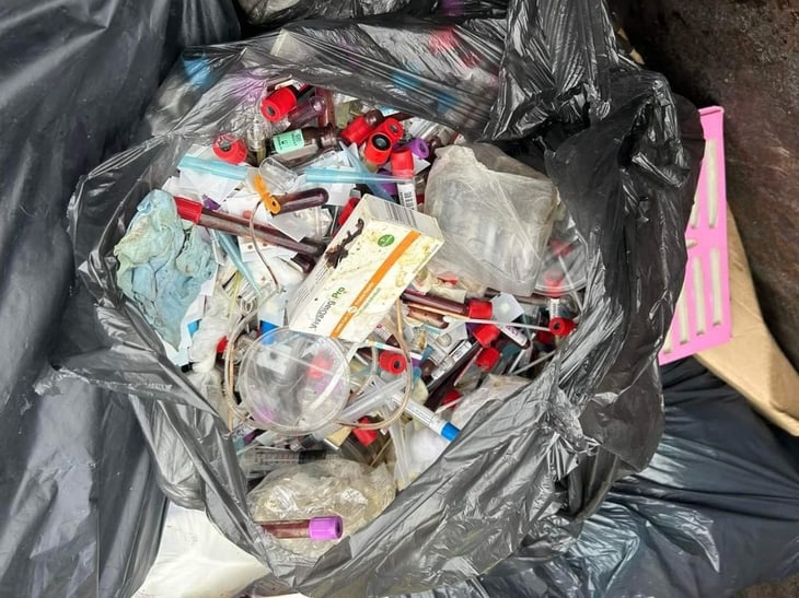 Hospital Amparo Pape tira residuos peligrosos en contendor 