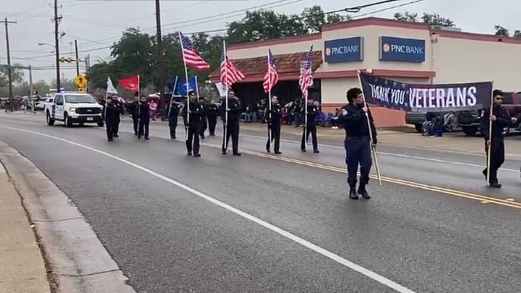 Desfile en Eagle Pass bajo la lluvia para honrar a los Veteranos