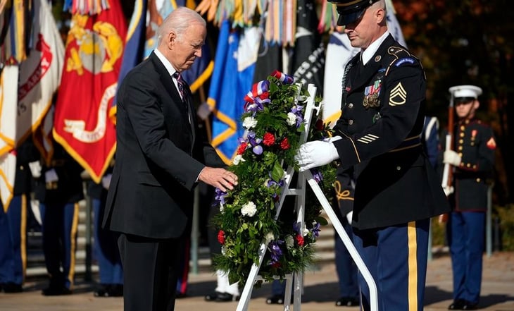 Biden se desorienta brevemente y necesita ayuda de la guardia de honor de Arlington en ceremonia