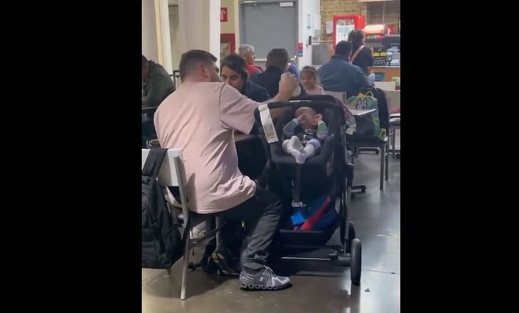 Indigna hombre que golpea a bebé en la cabeza en aeropuerto