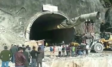 Colapsa túnel en la India y quedan atrapados al menos 40 obreros 
