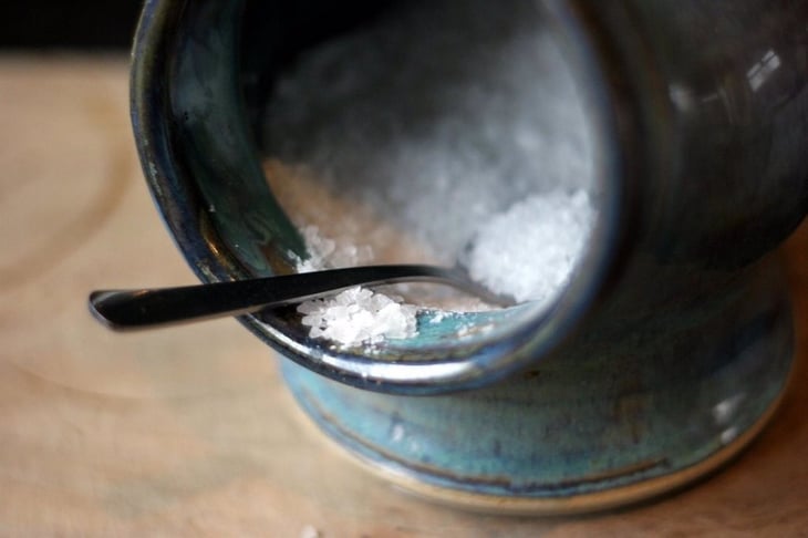 Estudio revela impacto de comer solo una cucharadita de sal menos por día