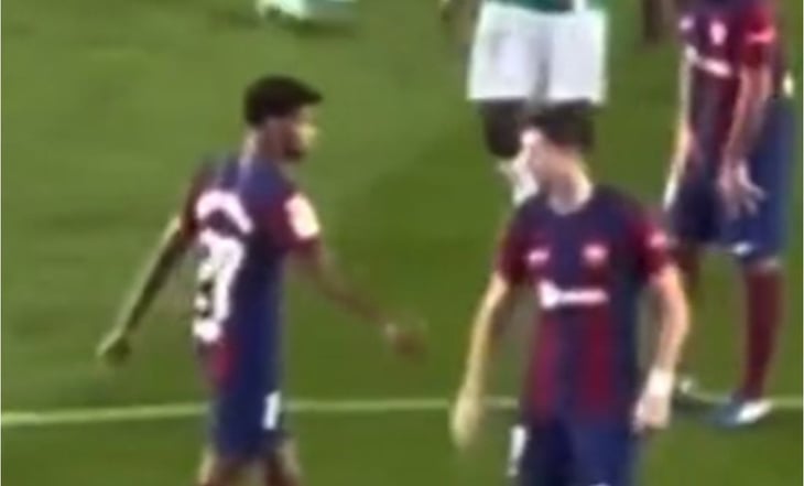 VIDEO: El polémico gesto de Robert Lewandowski a un compañero en la victoria del Barcelona
