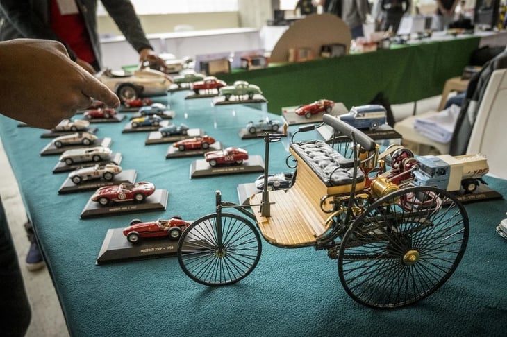 Coleccionista de Bolivia muestra su pasión por autos en miniatura