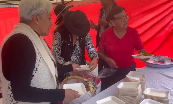 Con banda sinaloense y tacos de guisado, así festejan los 70 años de AMLO en el Zócalo