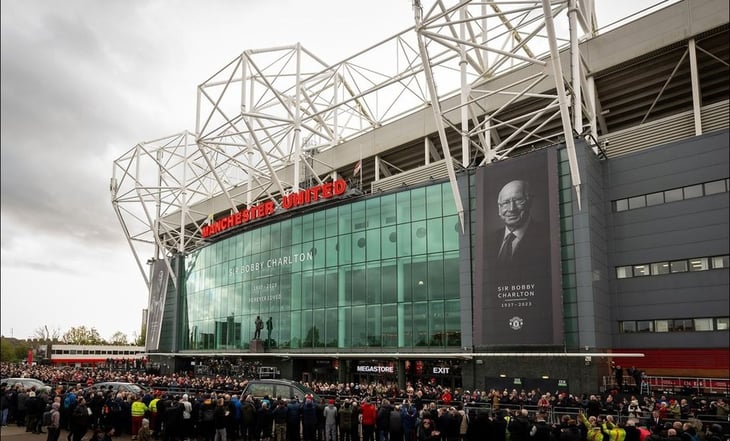 Manchester United: miles de aficionados le dan un último adiós a Bobby Charlton