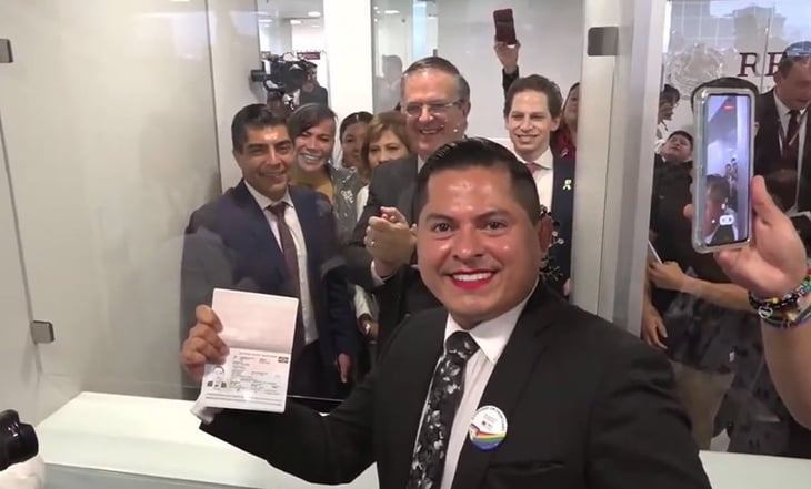 '¡Y la que incluya!': Así recibió el magistrade Ociel Baena el primer pasaporte no binario en México