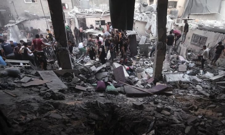 Entierran decenas de muertos en fosa común de hospital de Gaza, ante asedio de Israel