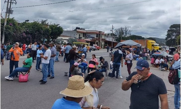 Maestros del SNTE bloquean 6 puntos carreteros en Oaxaca; exigen entrega de uniformes escolares