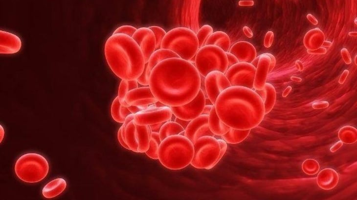 Cómo afecta el nivel de hemoglobina al riesgo de infarto o muerte en pacientes con anemia