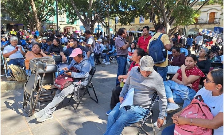 Maestros de la SNTE reciben con 'sillazos' preparativos del primer informe del gobernador de Oaxaca