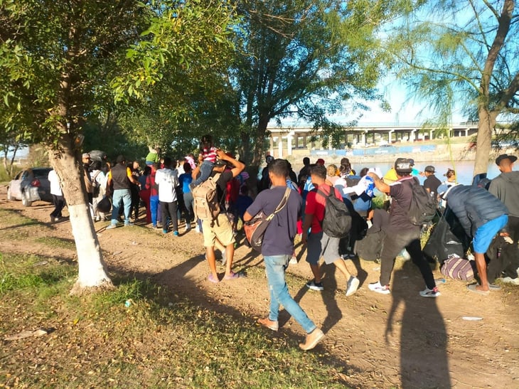 Contingente de más de 500 migrantes llega a Piedras Negras y cruza a EE.UU