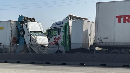 Queda camioneta prensada en carambola en Nuevo León 