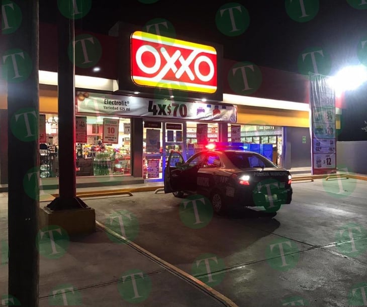 Delincuente asalta a mano armada tienda Oxxo del Sector El Pueblo 