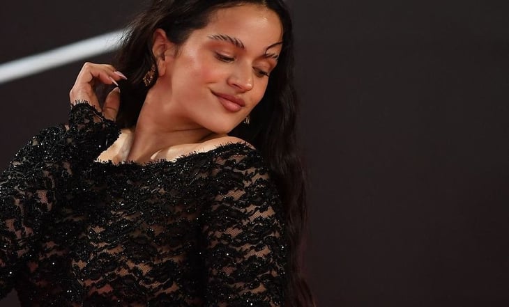 Rosalía y sus cejas “rayadas” roban reflector en los Latin Grammys; maquillista de las Kardashian está detrás
