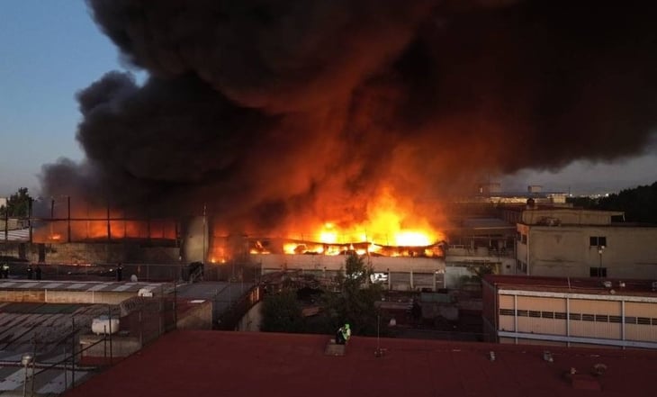 Suma más de 6 horas incendio en local de calzado deportivo en Plaza Oasis en Tepito