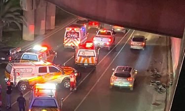 Muere motociclista al derrapar y caer de puente en Monterrey 