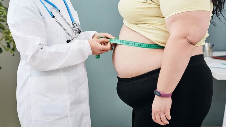 Medicamento experimental para pérdida de peso redujo la grasa en el hígado de personas obesas