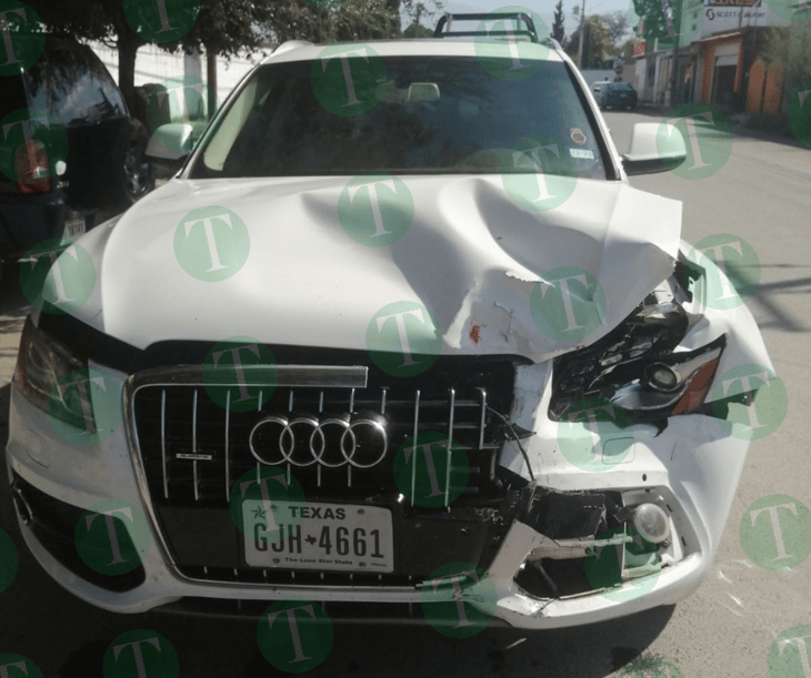 Conductor distraído impacta lujosa Audi tras maniobra fallida