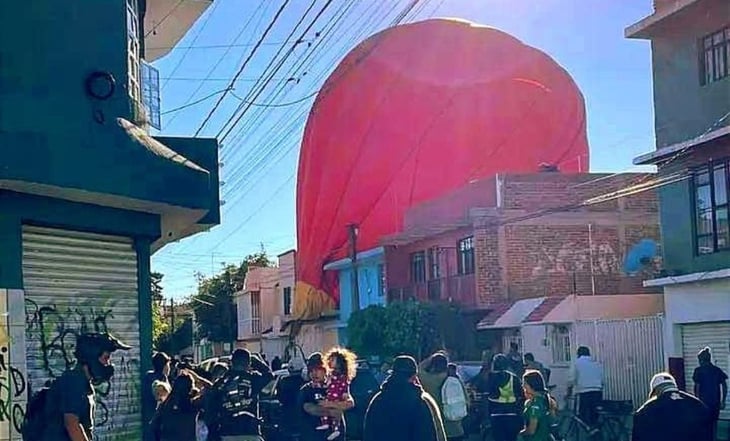Globo aerostático pierde su ruta y cae sobre un fraccionamiento en Guanajuato