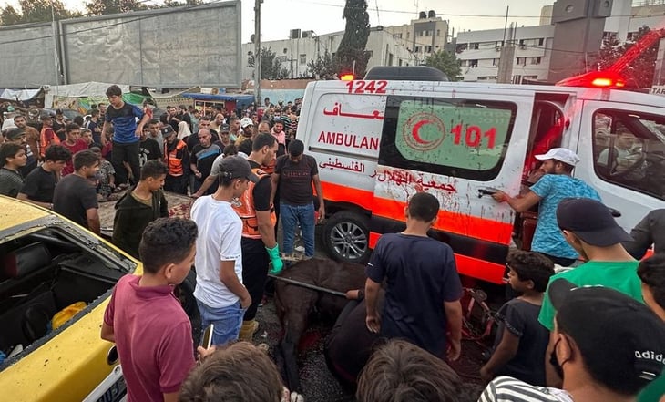 Bombardeos israelíes dejan decenas de muertos en 2 hospitales de Gaza, reportan autoridades