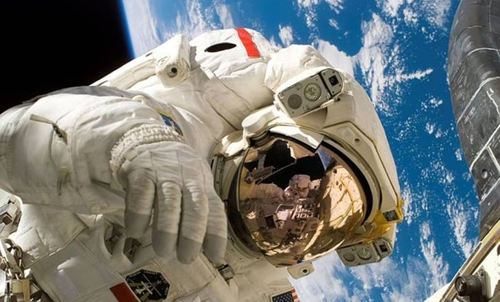 Astronautas dejan caer bolsa de herramientas en el espacio: ¿puede ser visible desde la Tierra?
