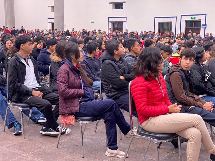 Cientos de alumnos reciben becas por redondeo de Gutiérrez