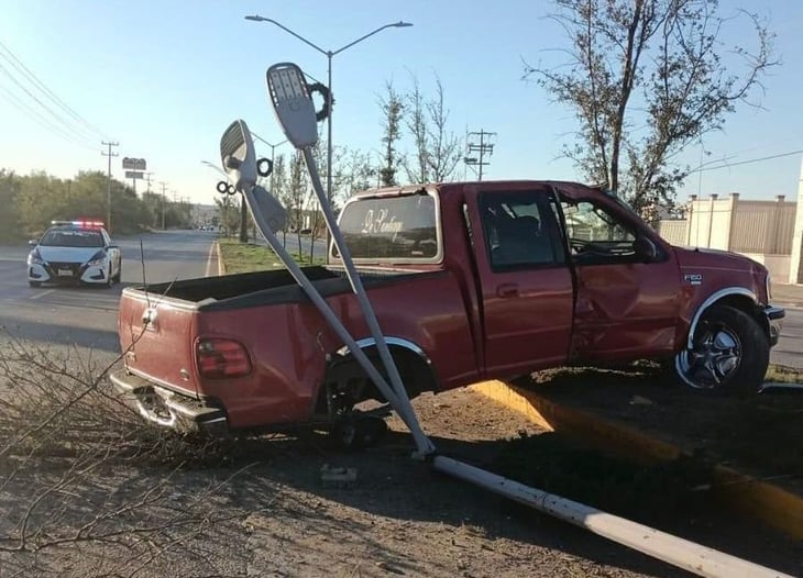 Hombre destroza su camioneta al chocar contra luminaria