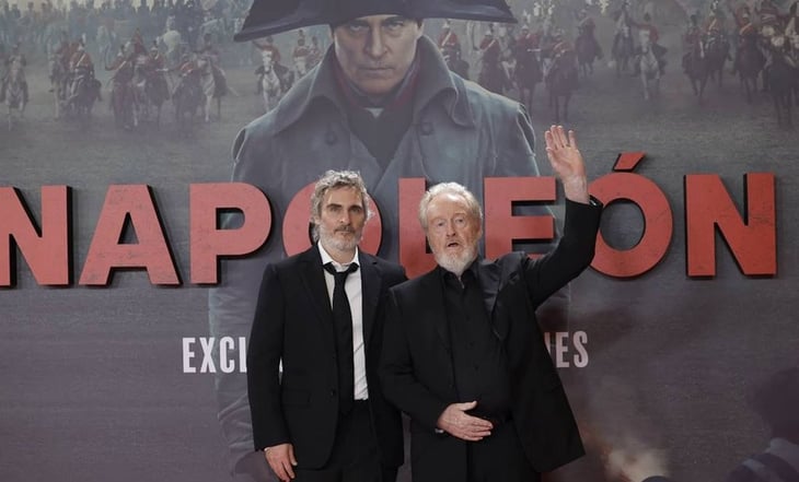 Joaquin Phoenix y Ridley Scott promocionan 'Napoleón' viendo las pinturas de Goya en el Museo del Prado