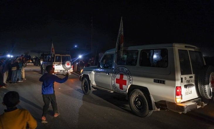VIDEOS: Publican imágenes del convoy con los rehenes liberados en el cruce de Rafah