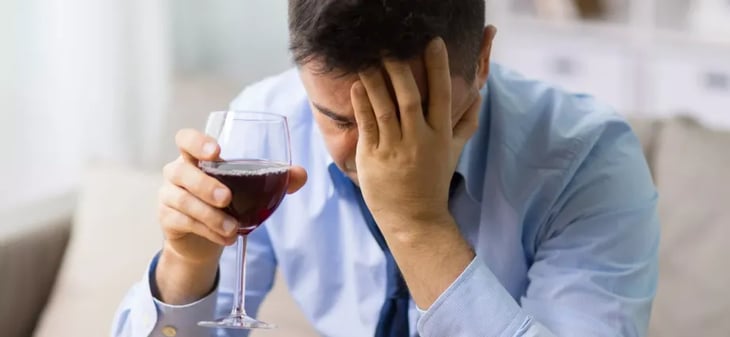 Resolviendo el misterio de por qué el vino tinto causa dolores de cabeza a algunas personas