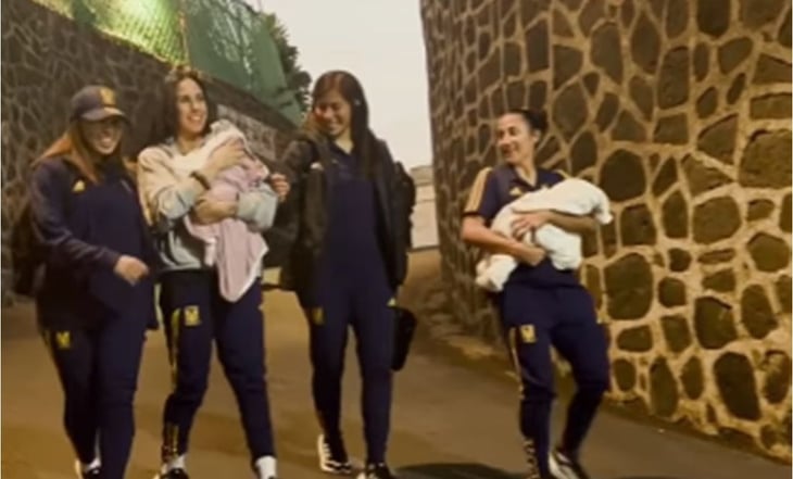 Bianca Sierra y Stephany Mayor llegan al Estadio Azteca acompañadas de sus gemelos