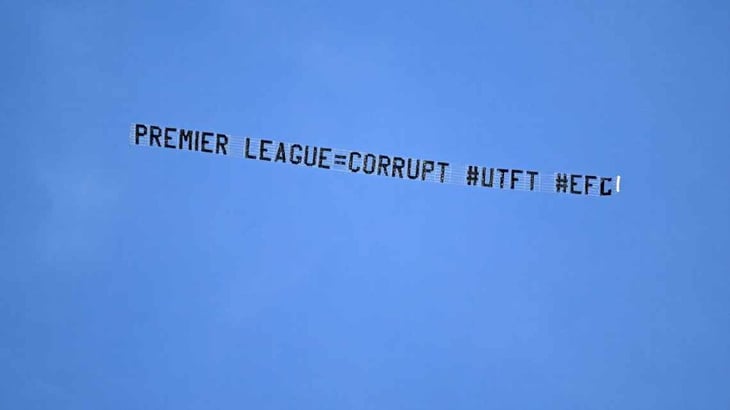 Avioneta sobrevuela el Etihad con mensaje: 'Premier League=corrupción'
