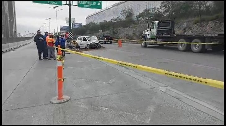 Tráiler le cierra el paso a carro en Monterrey; hay un muerto