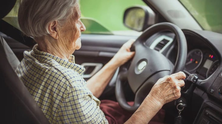 Personas mayores, aquí están los medicamentos que pueden perjudicar sus habilidades de conducción