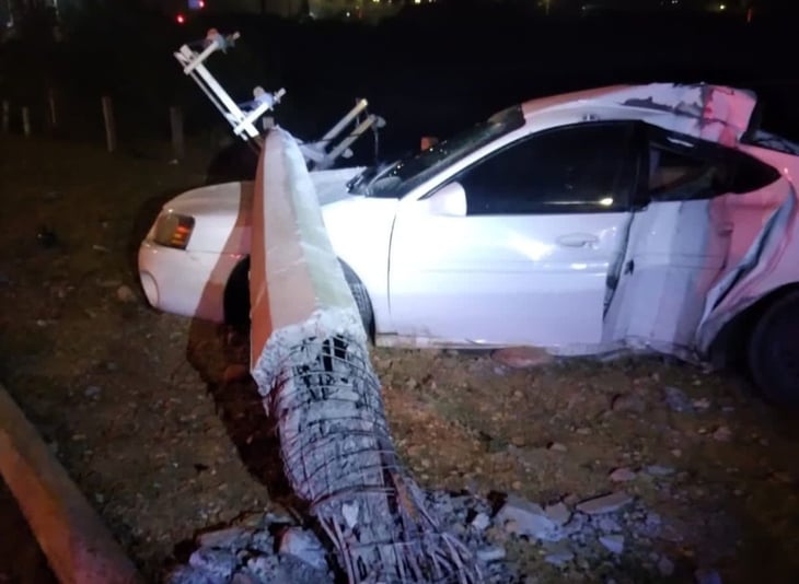 Sujeto destroza su auto al chocar contra un poste