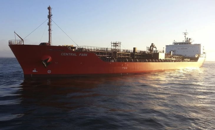 Marina de EU detiene a asaltantes de un petrolero asociado a Israel, reporta misiles desde Yemen