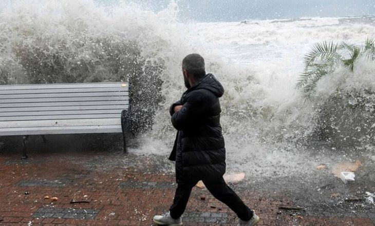 VIDEO: Con olas gigantescas, mega tormenta afecta a Rusia y Ucrania; hay cuatro muertos