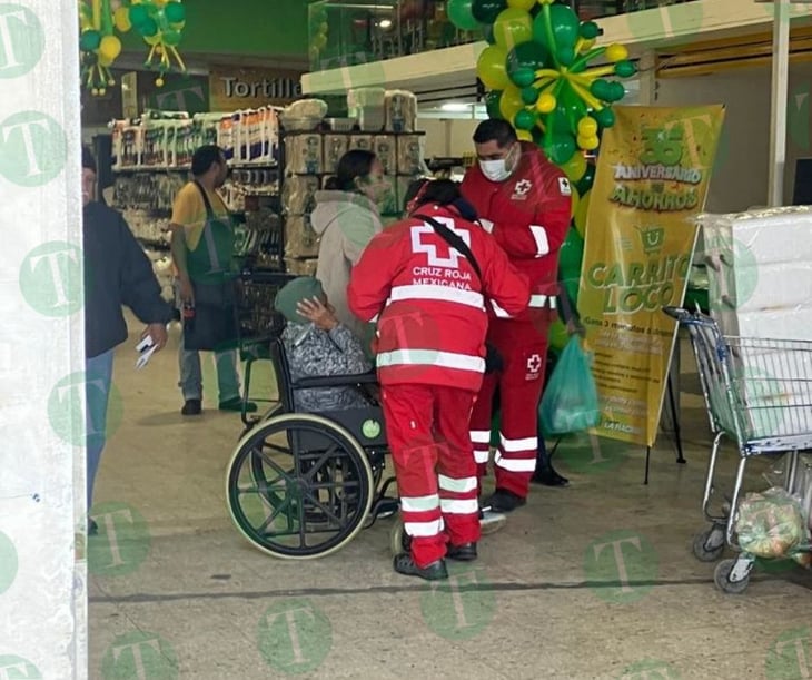 Socorristas, Cruz Roja y Policía Municipal auxilian a anciana en la Zona Centro