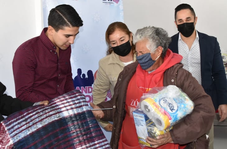 Familias vulnerables reciben apoyos del DIF para mitigar el frío