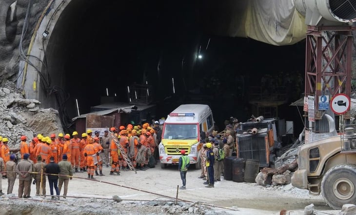 Rescatan al primero de los 41 trabajadores atrapados en un túnel en India