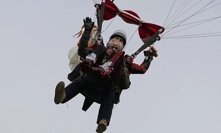 Greg Abbott, gobernador de Texas, se lanza en paracaídas y se hace viral